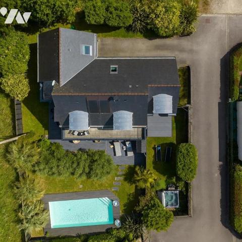 Lignes modernes, piscine, aperçu mer, bourg et plage à pied : une maison qui s’adapte à vos envies 