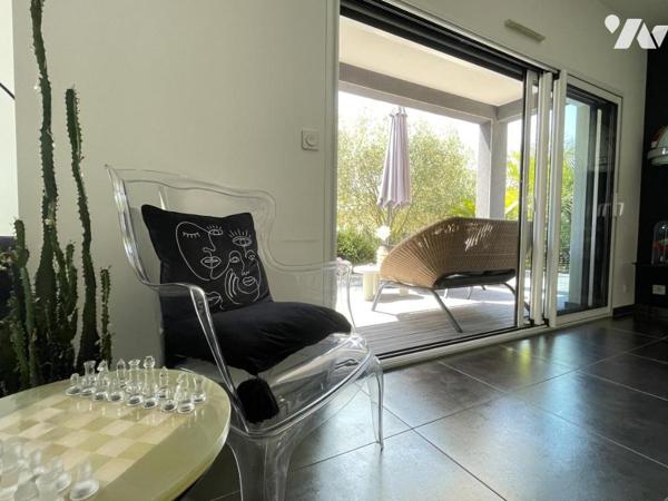 Lignes modernes, piscine, aperçu mer, bourg et plage à pied : une maison qui s’adapte à vos envies 