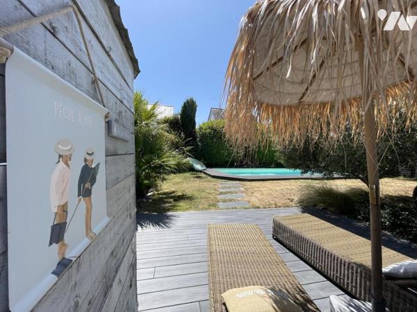 Lignes modernes, piscine, aperçu mer, bourg et plage à pied : une maison qui s’adapte à vos envies 