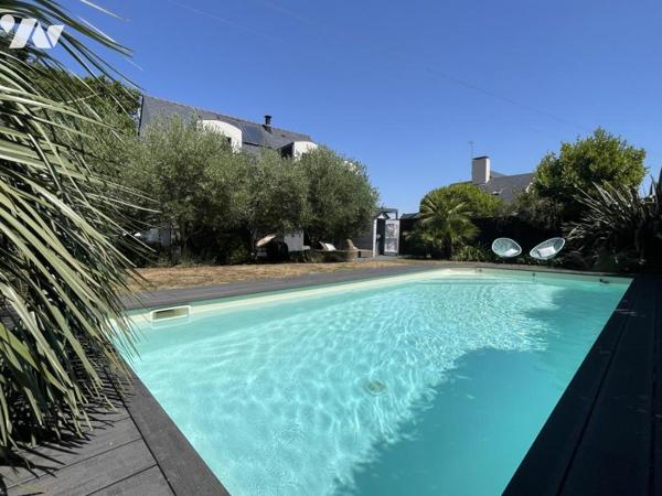 Lignes modernes, piscine, aperçu mer, bourg et plage à pied : une maison qui s’adapte à vos envies 