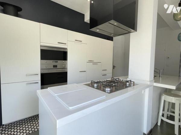 Lignes modernes, piscine, aperçu mer, bourg et plage à pied : une maison qui s’adapte à vos envies 