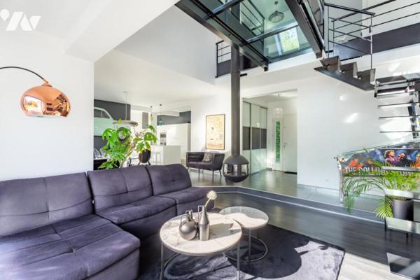 Lignes modernes, piscine, aperçu mer, bourg et plage à pied : une maison qui s’adapte à vos envies 