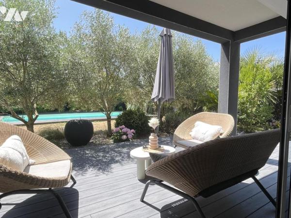 Lignes modernes, piscine, aperçu mer, bourg et plage à pied : une maison qui s’adapte à vos envies 