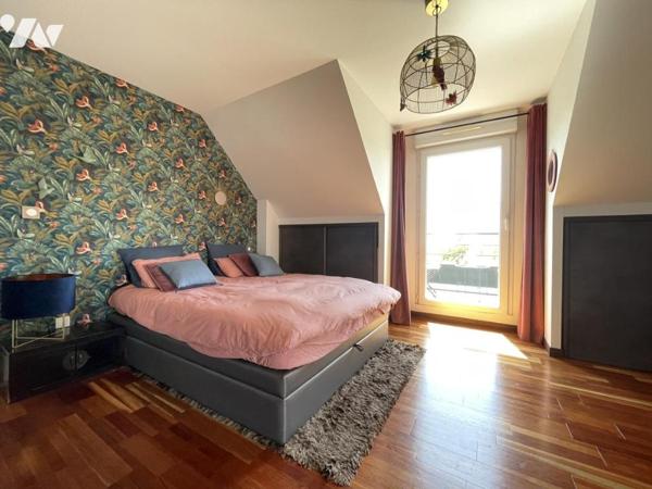 Lignes modernes, piscine, aperçu mer, bourg et plage à pied : une maison qui s’adapte à vos envies 