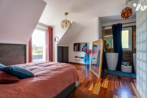 Lignes modernes, piscine, aperçu mer, bourg et plage à pied : une maison qui s’adapte à vos envies 