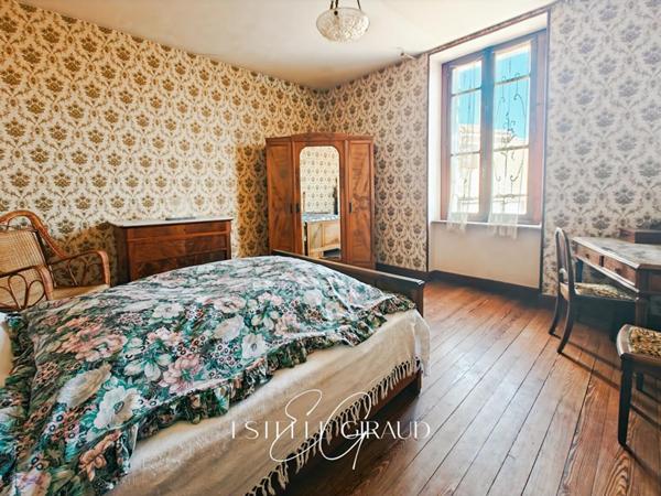 Maison de Village en pierre, cour sans vis à vis, 4 chambres, garage