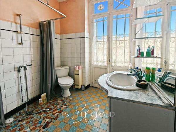 Maison de Village en pierre, cour sans vis à vis, 4 chambres, garage