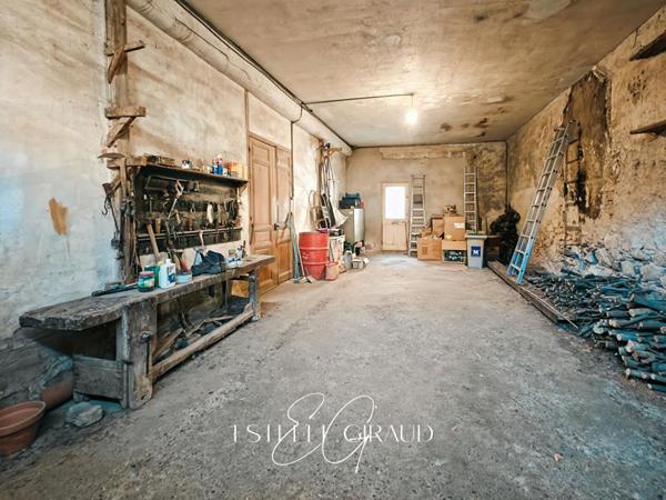 Maison de Village en pierre, cour sans vis à vis, 4 chambres, garage