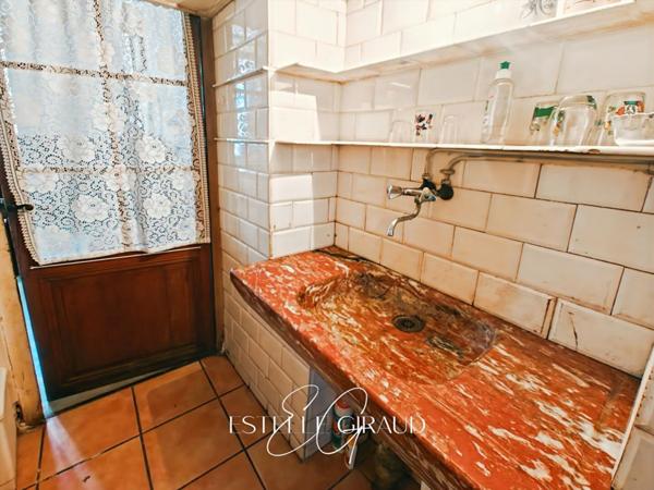 Maison de Village en pierre, cour sans vis à vis, 4 chambres, garage