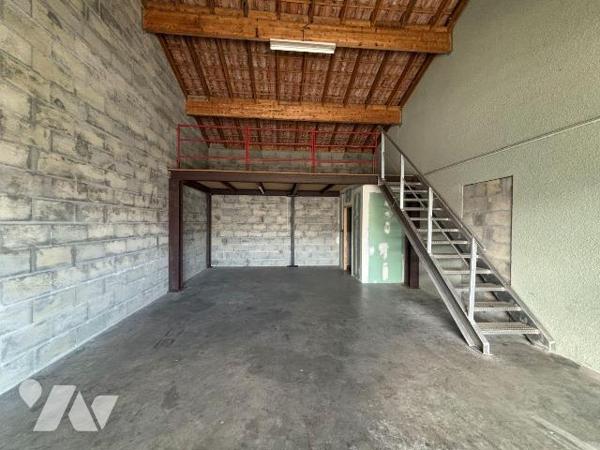 A VENDRE, Gironde, proche Bordeaux, PAREMPUYRE, proche centre, local professionnel composé de 2...
