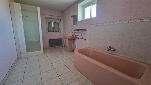 MAISON A RAFRAICHIR AVEC UN GRAND TERRAIN DE 4800 m²