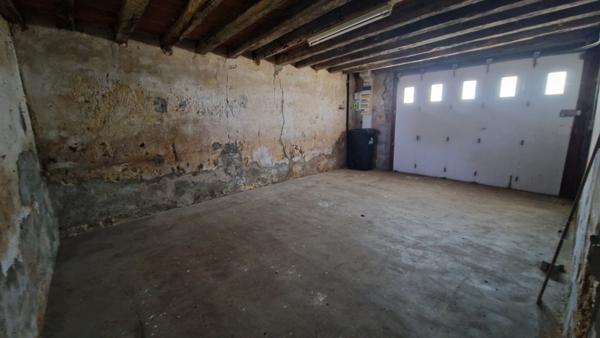 MAISON A RAFRAICHIR AVEC UN GRAND TERRAIN DE 4800 m²