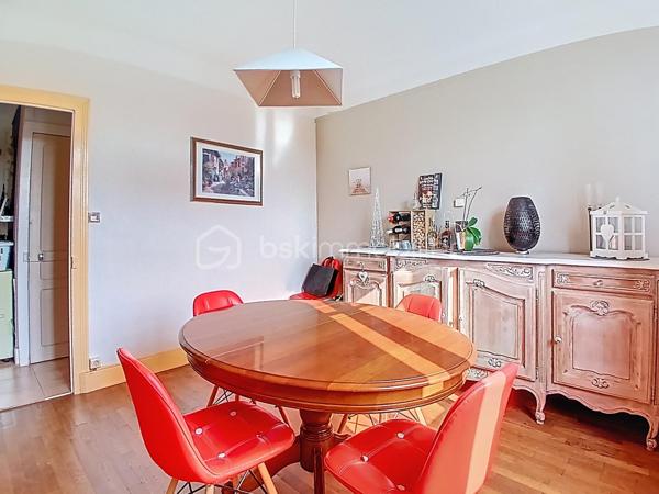 Maison de 117 m² habitables, située à quelques Km de Verdun-sur-le-doubs sur la communes de Navilly.

Elle se compose d’une grande entrée, d'une cuisine aménagée, d’un salon, d’un séjour et de 3 chambres. Elle offre également un beau potentiel d’agrandissement selon vos projets.

Vous bénéficierez de beaux volumes annexes avec un grand garage de 40 m² et un cellier de 18 m². Une terrasse de 19 m² ainsi qu'une dépendance viennent compléter l’ensemble, idéale pour profiter des beaux jours.

Implantée sur un terrain de 1 489 m², la maison profite d’un environnement calme et d’une belle luminosité.

Côté équipements : chauffage par chaudière bois, parquet massif, isolation des combles réalisée en mars 2026, raccordement au tout-à-l’égout.

Des travaux sont à prévoir pour exploiter tout le potentiel de ce bien.

N’hésitez pas à me contacter pour organiser une visite.