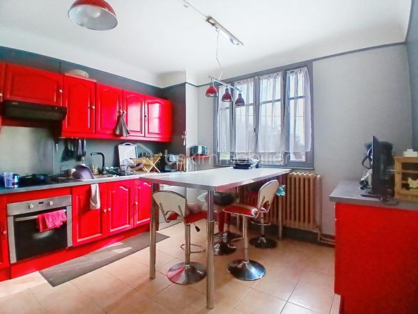 Maison de 117 m² habitables, située à quelques Km de Verdun-sur-le-doubs sur la communes de Navilly.

Elle se compose d’une grande entrée, d'une cuisine aménagée, d’un salon, d’un séjour et de 3 chambres. Elle offre également un beau potentiel d’agrandissement selon vos projets.

Vous bénéficierez de beaux volumes annexes avec un grand garage de 40 m² et un cellier de 18 m². Une terrasse de 19 m² ainsi qu'une dépendance viennent compléter l’ensemble, idéale pour profiter des beaux jours.

Implantée sur un terrain de 1 489 m², la maison profite d’un environnement calme et d’une belle luminosité.

Côté équipements : chauffage par chaudière bois, parquet massif, isolation des combles réalisée en mars 2026, raccordement au tout-à-l’égout.

Des travaux sont à prévoir pour exploiter tout le potentiel de ce bien.

N’hésitez pas à me contacter pour organiser une visite.