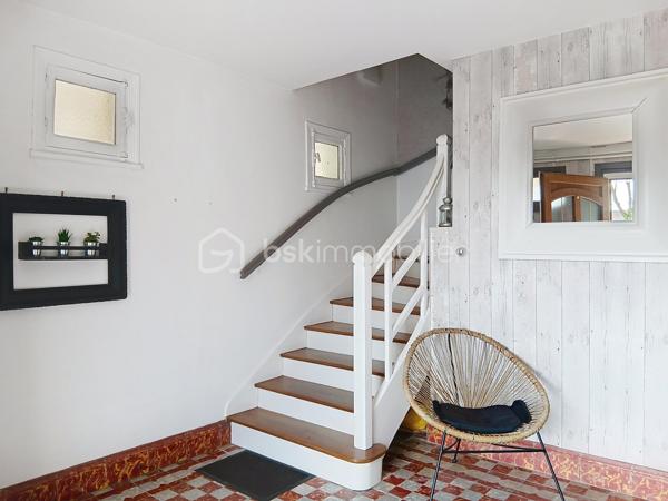 Maison de 117 m² habitables, située à quelques Km de Verdun-sur-le-doubs sur la communes de Navilly.

Elle se compose d’une grande entrée, d'une cuisine aménagée, d’un salon, d’un séjour et de 3 chambres. Elle offre également un beau potentiel d’agrandissement selon vos projets.

Vous bénéficierez de beaux volumes annexes avec un grand garage de 40 m² et un cellier de 18 m². Une terrasse de 19 m² ainsi qu'une dépendance viennent compléter l’ensemble, idéale pour profiter des beaux jours.

Implantée sur un terrain de 1 489 m², la maison profite d’un environnement calme et d’une belle luminosité.

Côté équipements : chauffage par chaudière bois, parquet massif, isolation des combles réalisée en mars 2026, raccordement au tout-à-l’égout.

Des travaux sont à prévoir pour exploiter tout le potentiel de ce bien.

N’hésitez pas à me contacter pour organiser une visite.