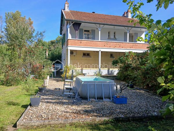 Maison de 117 m² habitables, située à quelques Km de Verdun-sur-le-doubs sur la communes de Navilly.

Elle se compose d’une grande entrée, d'une cuisine aménagée, d’un salon, d’un séjour et de 3 chambres. Elle offre également un beau potentiel d’agrandissement selon vos projets.

Vous bénéficierez de beaux volumes annexes avec un grand garage de 40 m² et un cellier de 18 m². Une terrasse de 19 m² ainsi qu'une dépendance viennent compléter l’ensemble, idéale pour profiter des beaux jours.

Implantée sur un terrain de 1 489 m², la maison profite d’un environnement calme et d’une belle luminosité.

Côté équipements : chauffage par chaudière bois, parquet massif, isolation des combles réalisée en mars 2026, raccordement au tout-à-l’égout.

Des travaux sont à prévoir pour exploiter tout le potentiel de ce bien.

N’hésitez pas à me contacter pour organiser une visite.