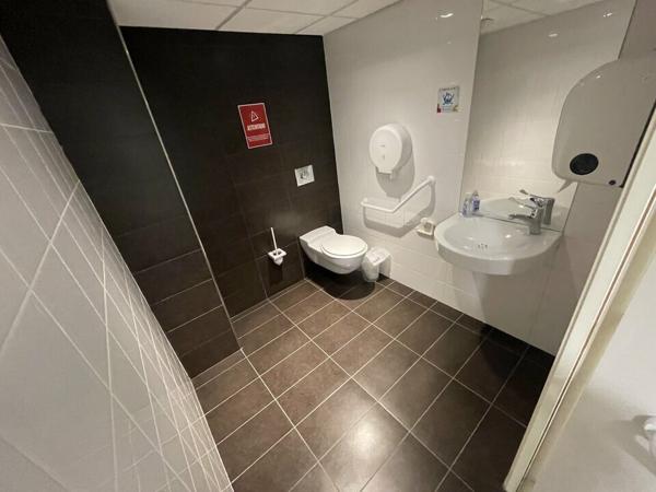 A LOUER POITIERS PROCHE DES CORDELIERS BUREAUX 468m² AVEC PARKING PRIVATIF