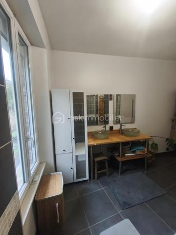 Marie Morand – Les Clés de la Suisse Normande, l’immobilier dans nos Racines par BSK, vous présente cette maison de ville située dans le bas de Thury-Harcourt, à seulement 300 mètres de l’Orne et 500 mètres de la voie verte ( zone inondable ne veut pas dire inondée ) 

Soyons parfaitement transparents : ici, il n’y a pas de jardin

Et c’est justement ce qui pourrait vous séduire !

Cette maison constitue une excellente alternative à l’appartement : vous profitez de votre propre entrée, de trois chambres, d’un garage et de l’indépendance d’une maison, sans charges de copropriété, sans voisins au-dessus de votre tête et sans extérieur à entretenir

Au rez-de-chaussée, vous découvrirez une cuisine lumineuse équipée d’un insert à granulés labellisé Flamme Verte, ainsi qu’un salon convivial bénéficiant d’un accès direct au garage. Celui-ci permet de stationner une voiture à l’intérieur, tandis que plusieurs places publiques sont disponibles dans la rue.

À l’étage, l’espace nuit se compose de trois chambres, d’une salle d’eau moderne avec douche à l’italienne et de WC indépendants.

La maison est bien entretenue, lumineuse et fonctionnelle. Son très bon classement énergétique vous permettra de vous installer sans prévoir de lourds travaux : quelques coups de peinture suffiront simplement si le blanc n’est pas votre couleur préférée !

À savoir, en toute transparence :

L’accès à la maison s’effectue par une cour appartenant au voisin et grevée d’un droit de passage inscrit au titre de propriété. L’accès à la maison et au garage est donc juridiquement garanti.

Cette cour ne constitue cependant ni un espace privatif ni une place de stationnement. L’installation ponctuelle d’une petite table et de quelques chaises peut être envisagée, mais uniquement avec l’accord préalable des voisins.

Cette maison est donc faite pour vous si vous recherchez :

✨ L’indépendance d’une maison sans entretien extérieur
✨ Trois véritables chambres
✨ Un garage permettant de stationner votre voiture
✨ Un excellent confort énergétique
✨ La proximité immédiate de l’Orne, de la voie verte et des commodités
✨ Un bien habitable immédiatement, sans gros travaux

Une maison simple, saine et pratique, idéale pour un premier achat, une famille ou pour enfin quitter la collectivité d’un appartement sans s’imposer les contraintes d’une grande propriété

un quartier agréable et un voisinage fantastique 😉

Vous vous reconnaissez ? Alors cette maison mérite réellement votre visite.

Pour toute demande de rendez-vous, une pièce d’identité en cours de validité sera demandée conformément aux obligations de vigilance applicables aux professionnels de l’immobilier.

Afin de préparer une visite cohérente avec votre projet, la présentation d’un  plan de financement ou d’une attestation de faisabilité datant de moins de trois mois sera fortement appréciée.

Les informations sur les risques auxquels ce bien est exposé sont disponibles sur le site Géorisques.
ATTENTION certains sites peuvent modifier la localisation, car il s'agit du code postal d'un regroupement de commune , la maison est bien a THURY HARCOURT 

Marie Morand
Les Clés de la Suisse Normande
L’immobilier dans nos Racines par BSK