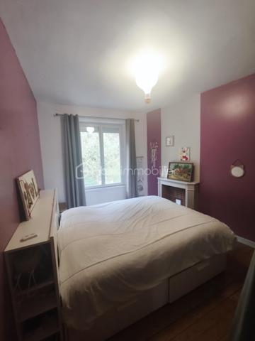 Marie Morand – Les Clés de la Suisse Normande, l’immobilier dans nos Racines par BSK, vous présente cette maison de ville située dans le bas de Thury-Harcourt, à seulement 300 mètres de l’Orne et 500 mètres de la voie verte ( zone inondable ne veut pas dire inondée ) 

Soyons parfaitement transparents : ici, il n’y a pas de jardin

Et c’est justement ce qui pourrait vous séduire !

Cette maison constitue une excellente alternative à l’appartement : vous profitez de votre propre entrée, de trois chambres, d’un garage et de l’indépendance d’une maison, sans charges de copropriété, sans voisins au-dessus de votre tête et sans extérieur à entretenir

Au rez-de-chaussée, vous découvrirez une cuisine lumineuse équipée d’un insert à granulés labellisé Flamme Verte, ainsi qu’un salon convivial bénéficiant d’un accès direct au garage. Celui-ci permet de stationner une voiture à l’intérieur, tandis que plusieurs places publiques sont disponibles dans la rue.

À l’étage, l’espace nuit se compose de trois chambres, d’une salle d’eau moderne avec douche à l’italienne et de WC indépendants.

La maison est bien entretenue, lumineuse et fonctionnelle. Son très bon classement énergétique vous permettra de vous installer sans prévoir de lourds travaux : quelques coups de peinture suffiront simplement si le blanc n’est pas votre couleur préférée !

À savoir, en toute transparence :

L’accès à la maison s’effectue par une cour appartenant au voisin et grevée d’un droit de passage inscrit au titre de propriété. L’accès à la maison et au garage est donc juridiquement garanti.

Cette cour ne constitue cependant ni un espace privatif ni une place de stationnement. L’installation ponctuelle d’une petite table et de quelques chaises peut être envisagée, mais uniquement avec l’accord préalable des voisins.

Cette maison est donc faite pour vous si vous recherchez :

✨ L’indépendance d’une maison sans entretien extérieur
✨ Trois véritables chambres
✨ Un garage permettant de stationner votre voiture
✨ Un excellent confort énergétique
✨ La proximité immédiate de l’Orne, de la voie verte et des commodités
✨ Un bien habitable immédiatement, sans gros travaux

Une maison simple, saine et pratique, idéale pour un premier achat, une famille ou pour enfin quitter la collectivité d’un appartement sans s’imposer les contraintes d’une grande propriété

un quartier agréable et un voisinage fantastique 😉

Vous vous reconnaissez ? Alors cette maison mérite réellement votre visite.

Pour toute demande de rendez-vous, une pièce d’identité en cours de validité sera demandée conformément aux obligations de vigilance applicables aux professionnels de l’immobilier.

Afin de préparer une visite cohérente avec votre projet, la présentation d’un  plan de financement ou d’une attestation de faisabilité datant de moins de trois mois sera fortement appréciée.

Les informations sur les risques auxquels ce bien est exposé sont disponibles sur le site Géorisques.
ATTENTION certains sites peuvent modifier la localisation, car il s'agit du code postal d'un regroupement de commune , la maison est bien a THURY HARCOURT 

Marie Morand
Les Clés de la Suisse Normande
L’immobilier dans nos Racines par BSK