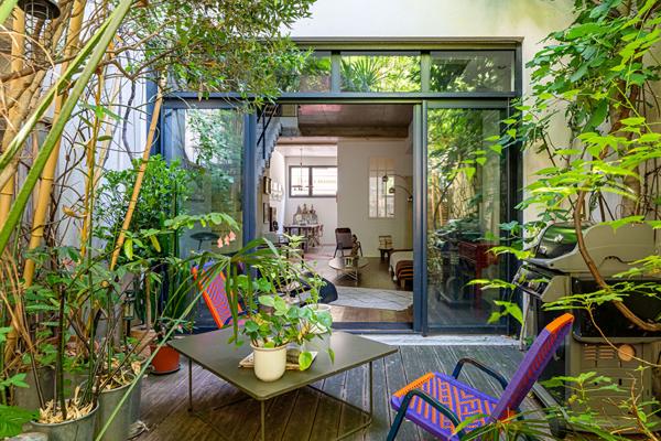 Triplex d’architecte esprit maison avec jardinet verdoyant