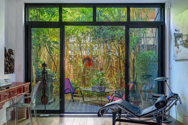 Triplex d’architecte esprit maison avec jardinet verdoyant