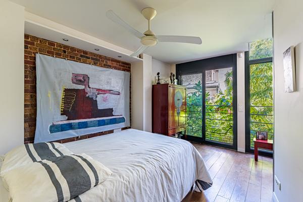 Triplex d’architecte esprit maison avec jardinet verdoyant