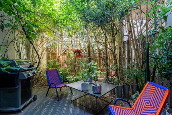 Triplex d’architecte esprit maison avec jardinet verdoyant