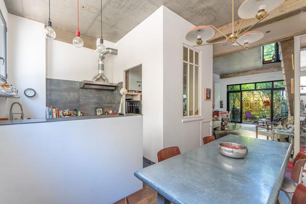 Triplex d’architecte esprit maison avec jardinet verdoyant