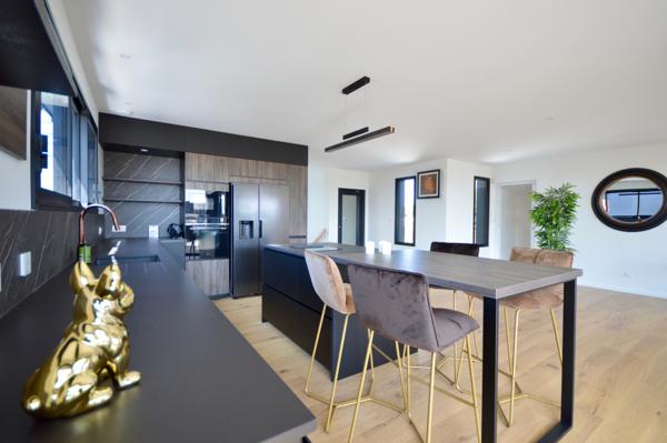 Villa 6 pièce(s) 4 chambre(s) 216 m²