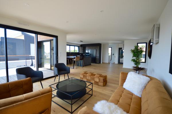 Villa 6 pièce(s) 4 chambre(s) 216 m²