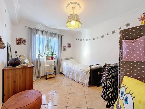 Maison à vendre 7 pièces 166 m2 JUVIGNAC (34) FONTCAUDE - Terrasse / Piscine - Double garage - Sous sol - Terrain clos