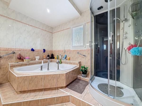 Maison à vendre 7 pièces 166 m2 JUVIGNAC (34) FONTCAUDE - Terrasse / Piscine - Double garage - Sous sol - Terrain clos