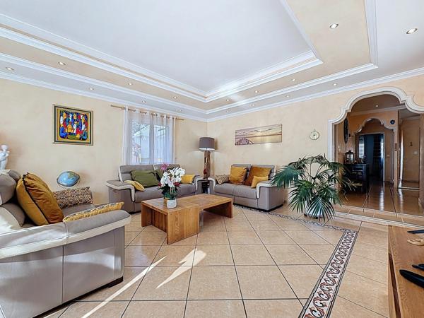 Maison à vendre 7 pièces 166 m2 JUVIGNAC (34) FONTCAUDE - Terrasse / Piscine - Double garage - Sous sol - Terrain clos