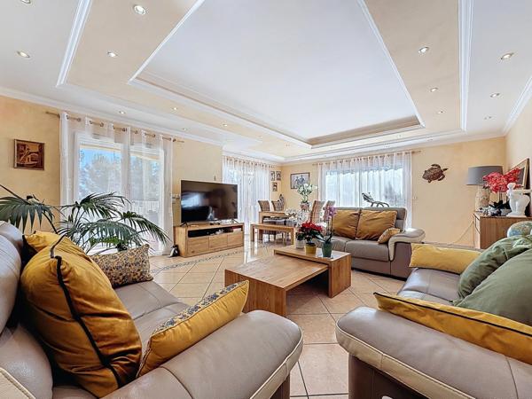 Maison à vendre 7 pièces 166 m2 JUVIGNAC (34) FONTCAUDE - Terrasse / Piscine - Double garage - Sous sol - Terrain clos