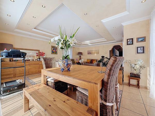 Maison à vendre 7 pièces 166 m2 JUVIGNAC (34) FONTCAUDE - Terrasse / Piscine - Double garage - Sous sol - Terrain clos