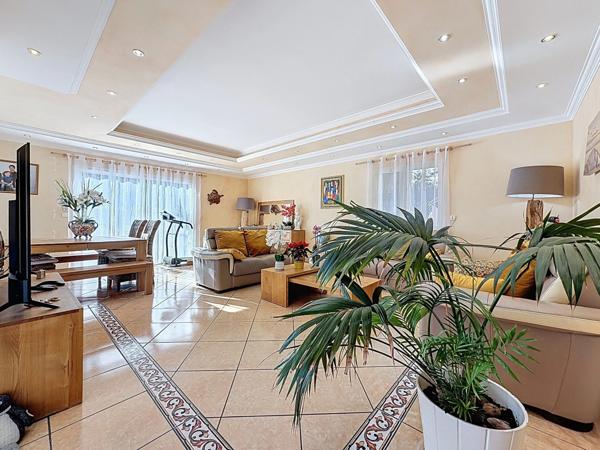 Maison à vendre 7 pièces 166 m2 JUVIGNAC (34) FONTCAUDE - Terrasse / Piscine - Double garage - Sous sol - Terrain clos