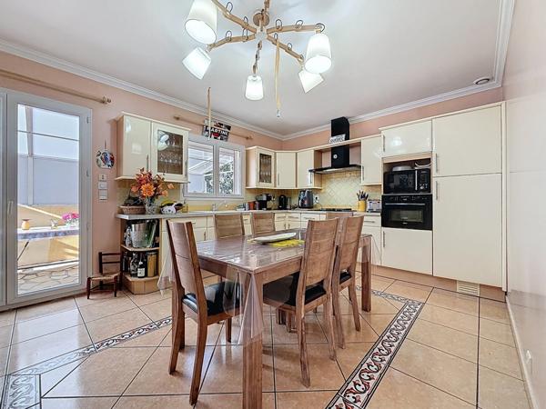 Maison à vendre 7 pièces 166 m2 JUVIGNAC (34) FONTCAUDE - Terrasse / Piscine - Double garage - Sous sol - Terrain clos