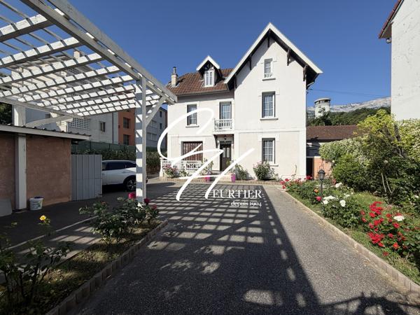 LE PONT DE CLAIX Maison type 7 pièces plus appartement T2