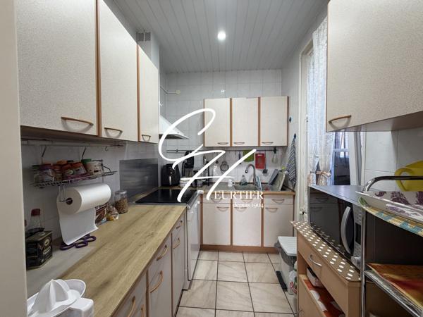 LE PONT DE CLAIX Maison type 7 pièces plus appartement T2