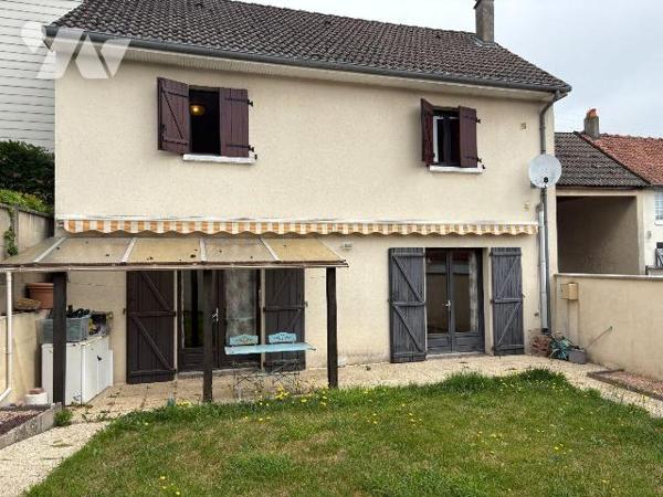 EU, proche du centre-ville, Maison offrant le confort de plain-pied, et comprenant:
Au rez-de-...