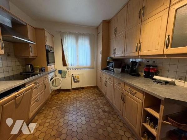 EU, proche du centre-ville, Maison offrant le confort de plain-pied, et comprenant:
Au rez-de-...
