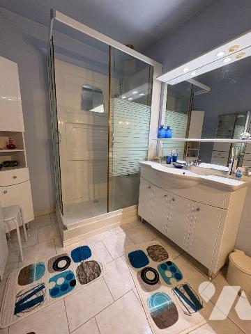 EU, proche du centre-ville, Maison offrant le confort de plain-pied, et comprenant:
Au rez-de-...
