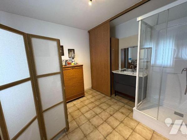EU, proche du centre-ville, Maison offrant le confort de plain-pied, et comprenant:
Au rez-de-...