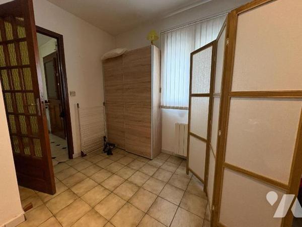 EU, proche du centre-ville, Maison offrant le confort de plain-pied, et comprenant:
Au rez-de-...