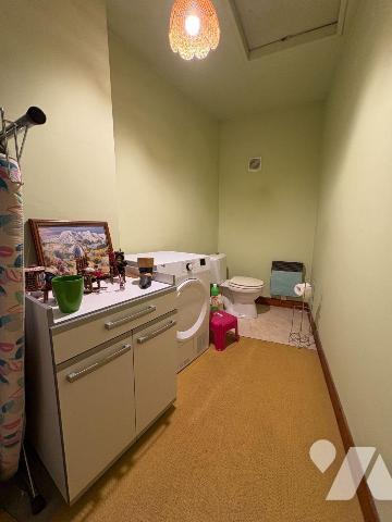EU, proche du centre-ville, Maison offrant le confort de plain-pied, et comprenant:
Au rez-de-...