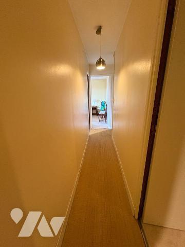 EU, proche du centre-ville, Maison offrant le confort de plain-pied, et comprenant:
Au rez-de-...