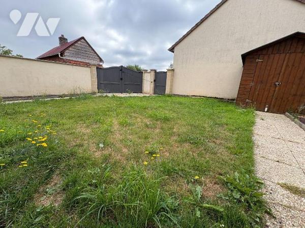 EU, proche du centre-ville, Maison offrant le confort de plain-pied, et comprenant:
Au rez-de-...