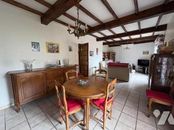 EU, proche du centre-ville, Maison offrant le confort de plain-pied, et comprenant:
Au rez-de-...