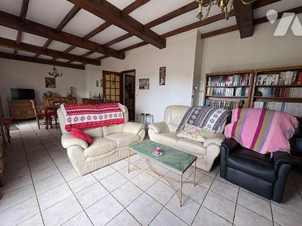 EU, proche du centre-ville, Maison offrant le confort de plain-pied, et comprenant:
Au rez-de-...