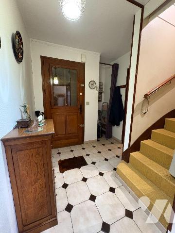EU, proche du centre-ville, Maison offrant le confort de plain-pied, et comprenant:
Au rez-de-...
